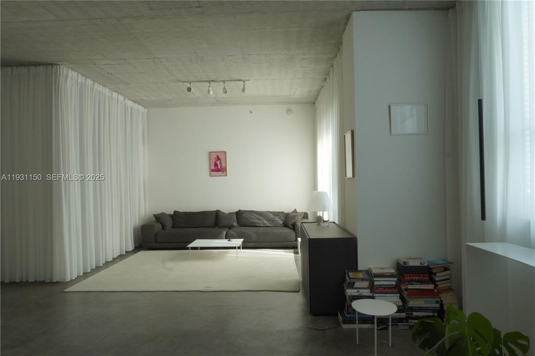 For Sale: $420,000 (1 beds, 1 baths, 903 Square Feet)