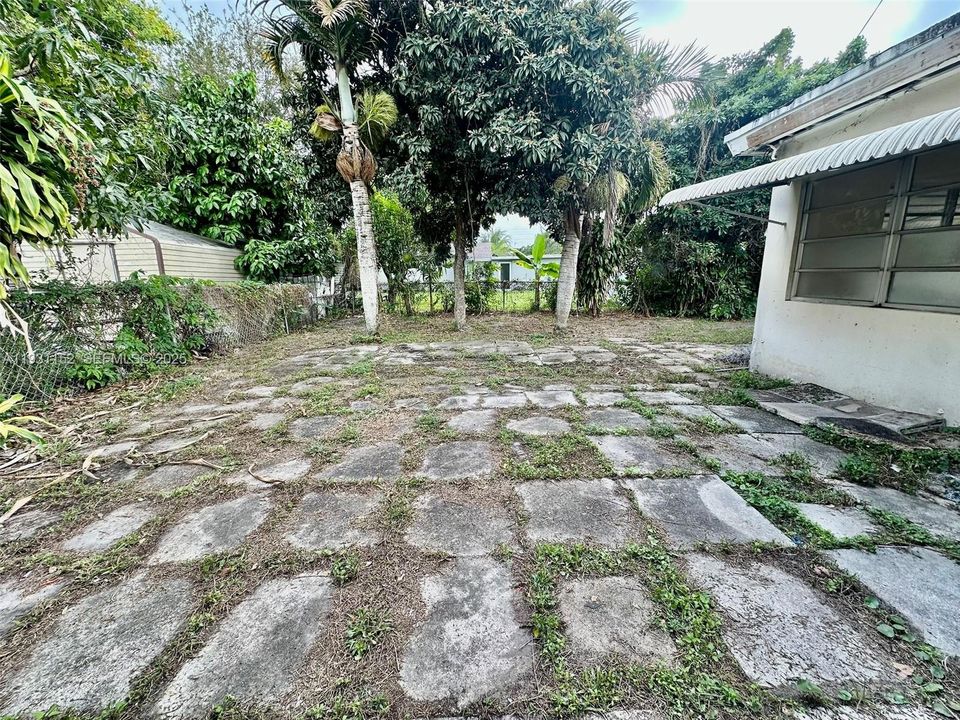 出租: $2,350 (2 贝兹, 1 浴室, 963 平方英尺)