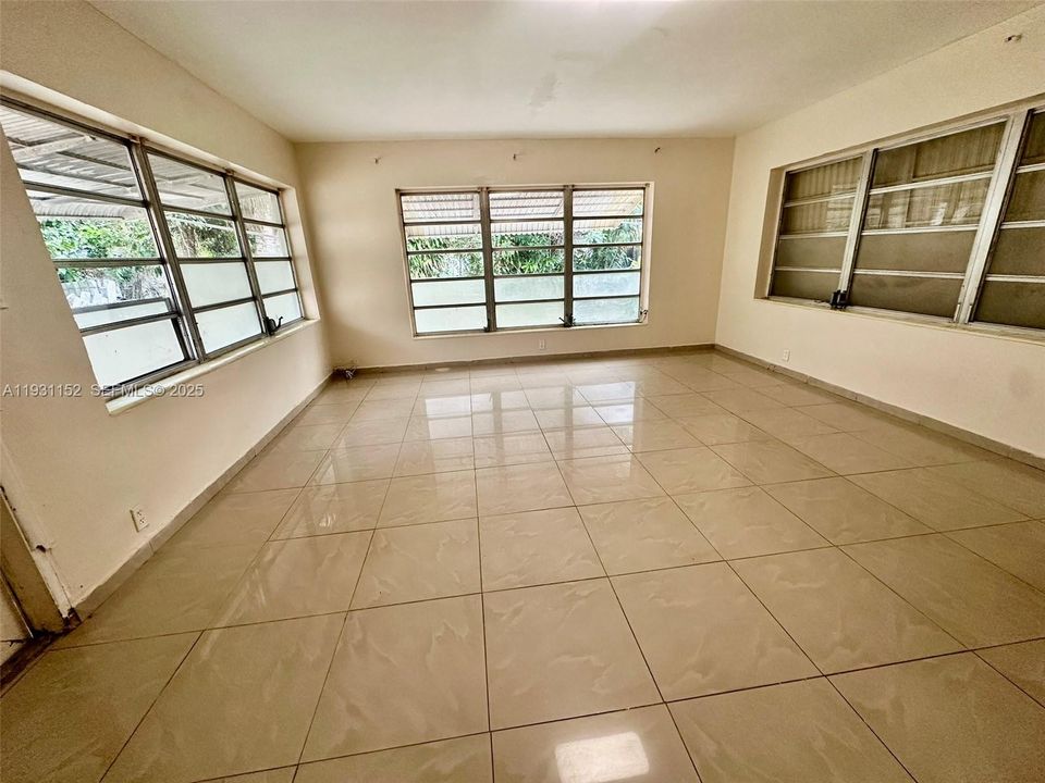 出租: $2,350 (2 贝兹, 1 浴室, 963 平方英尺)