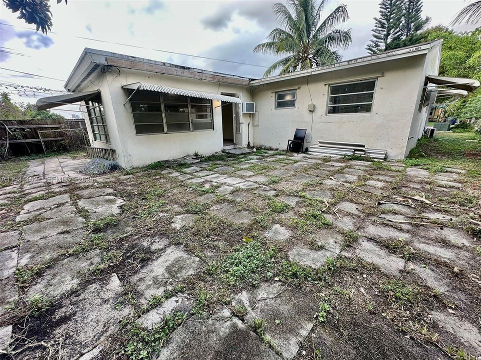 出租: $2,350 (2 贝兹, 1 浴室, 963 平方英尺)