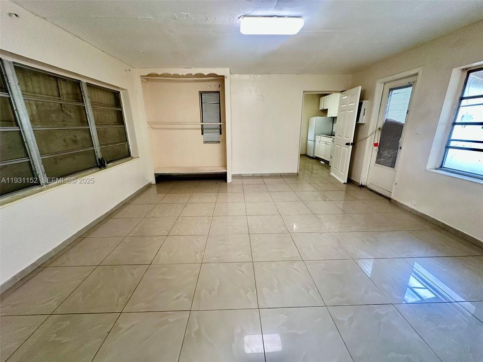 出租: $2,350 (2 贝兹, 1 浴室, 963 平方英尺)