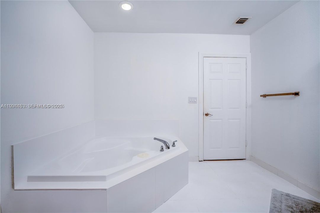 В аренду: $4,500 (3 спален, 2 ванн, 1365 Квадратных фут)