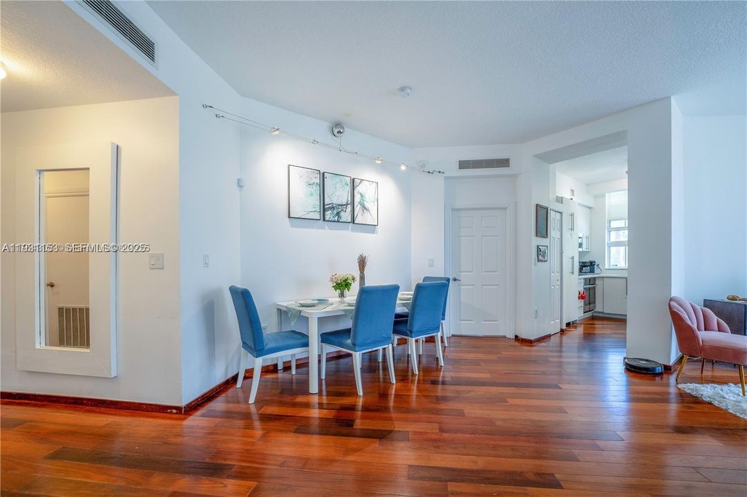 В аренду: $4,500 (3 спален, 2 ванн, 1365 Квадратных фут)