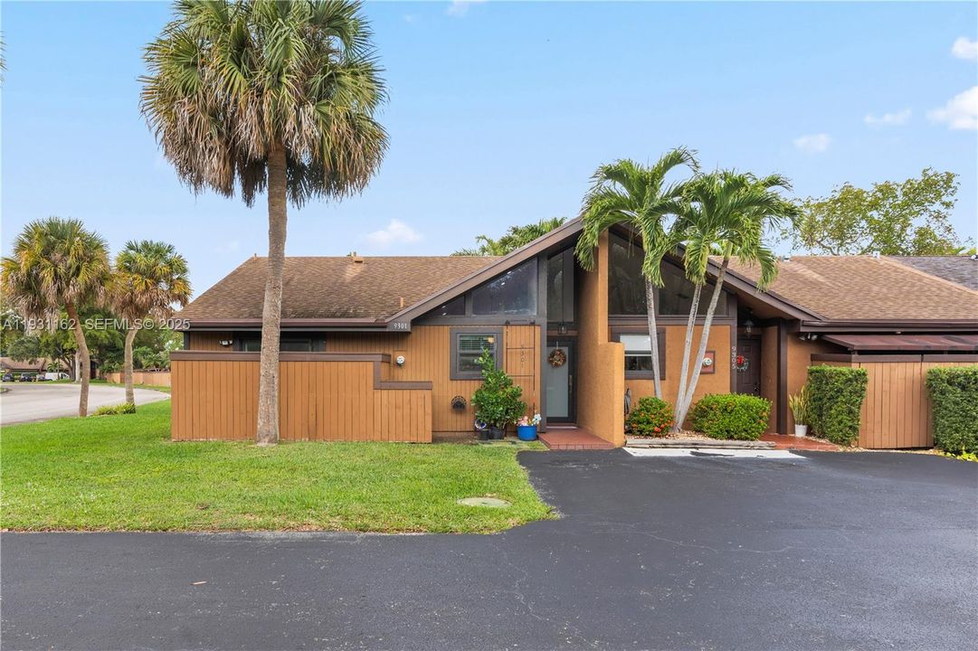 出租: $3,000 (2 贝兹, 2 浴室, 974 平方英尺)