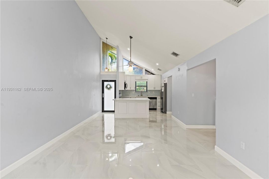 出租: $3,000 (2 贝兹, 2 浴室, 974 平方英尺)