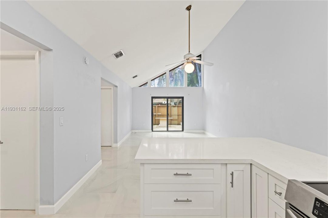 出租: $3,000 (2 贝兹, 2 浴室, 974 平方英尺)