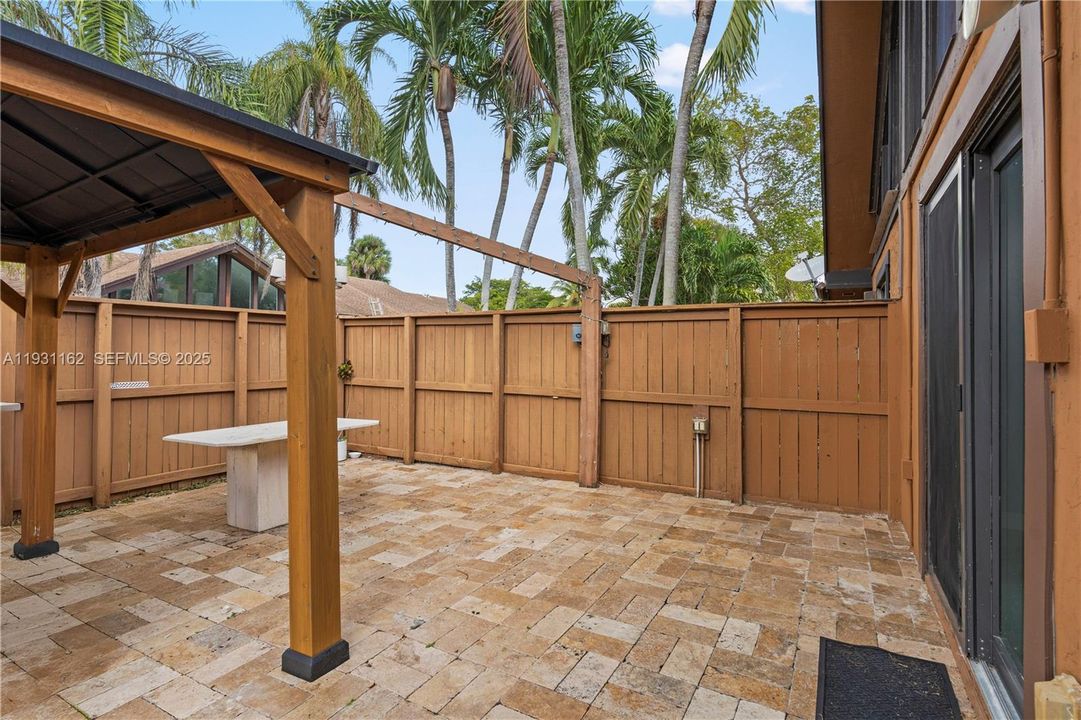 出租: $3,000 (2 贝兹, 2 浴室, 974 平方英尺)