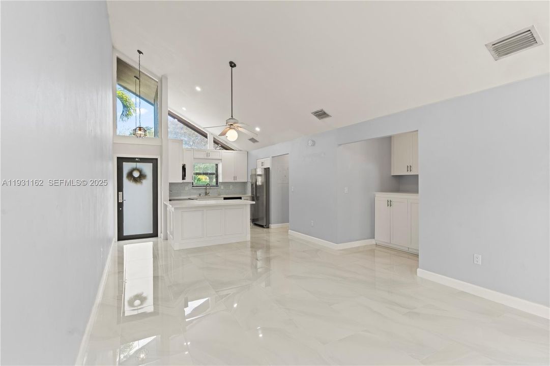 出租: $3,000 (2 贝兹, 2 浴室, 974 平方英尺)