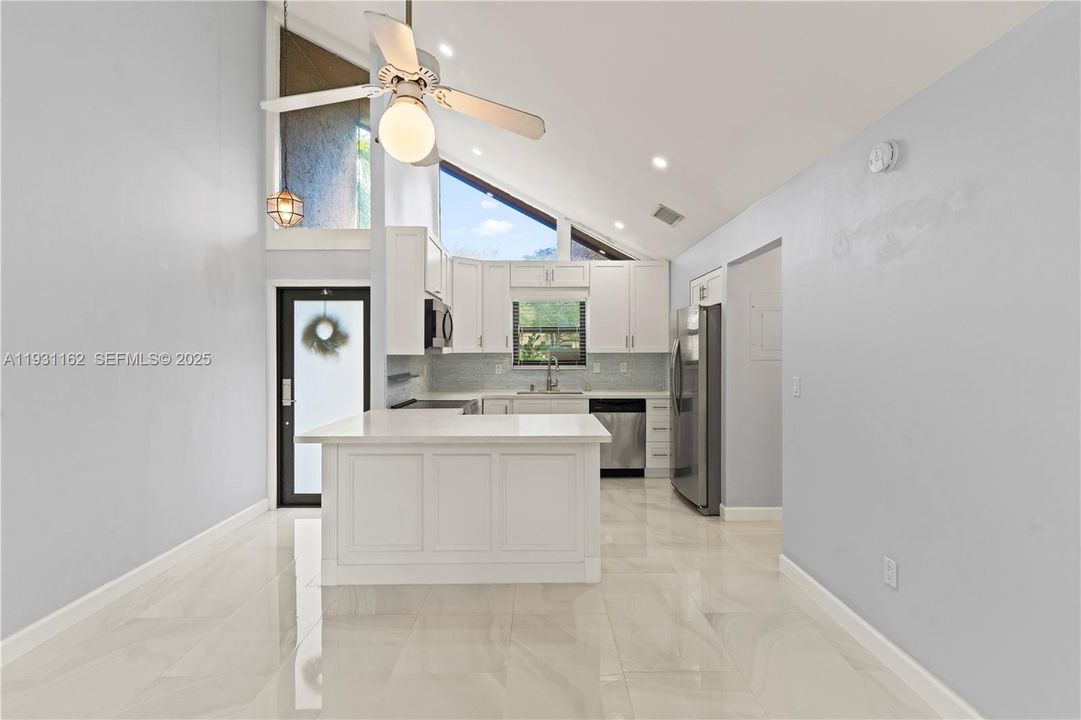 出租: $3,000 (2 贝兹, 2 浴室, 974 平方英尺)