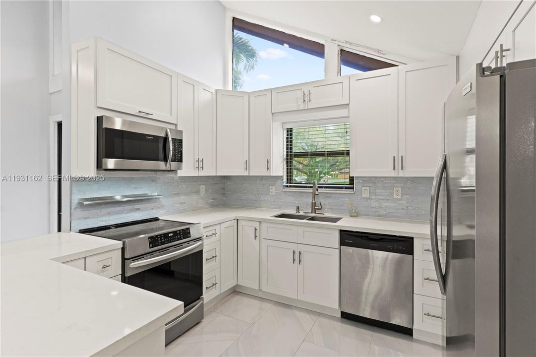 出租: $3,000 (2 贝兹, 2 浴室, 974 平方英尺)