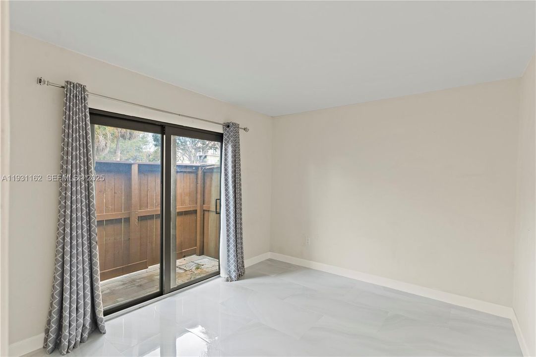 出租: $3,000 (2 贝兹, 2 浴室, 974 平方英尺)