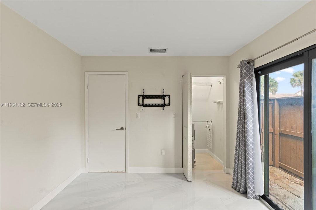 出租: $3,000 (2 贝兹, 2 浴室, 974 平方英尺)