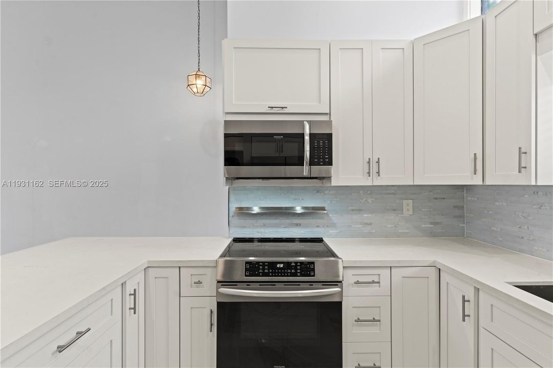 出租: $3,000 (2 贝兹, 2 浴室, 974 平方英尺)