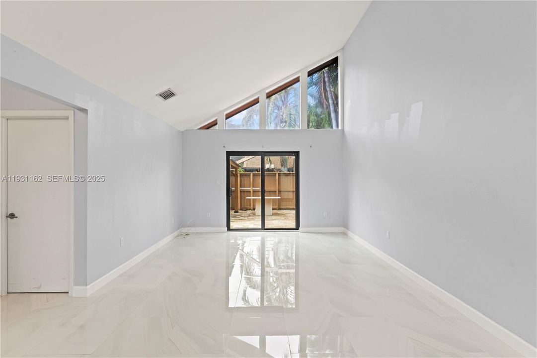 出租: $3,000 (2 贝兹, 2 浴室, 974 平方英尺)