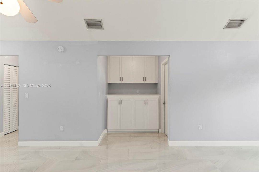 出租: $3,000 (2 贝兹, 2 浴室, 974 平方英尺)