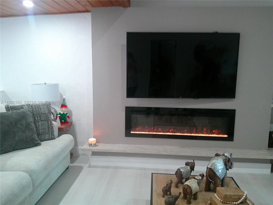 For Sale: $639,900 (3 beds, 2 baths, 2214 Square Feet)