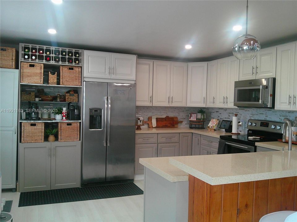 For Sale: $639,900 (3 beds, 2 baths, 2214 Square Feet)