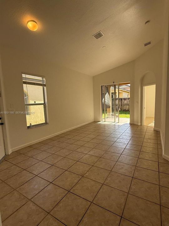 For Rent: $2,500 (3 beds, 2 baths, 1426 Square Feet)