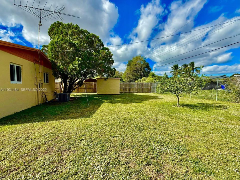 For Sale: $395,000 (2 beds, 1 baths, 1100 Square Feet)