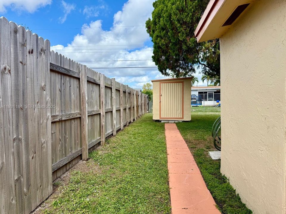 For Sale: $395,000 (2 beds, 1 baths, 1100 Square Feet)