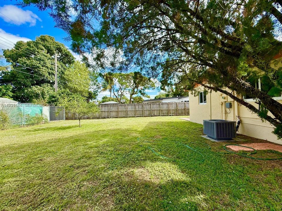 For Sale: $395,000 (2 beds, 1 baths, 1100 Square Feet)