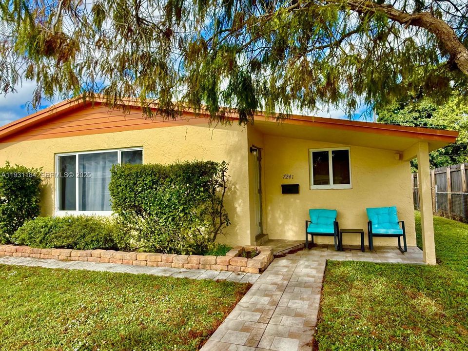 For Sale: $395,000 (2 beds, 1 baths, 1100 Square Feet)