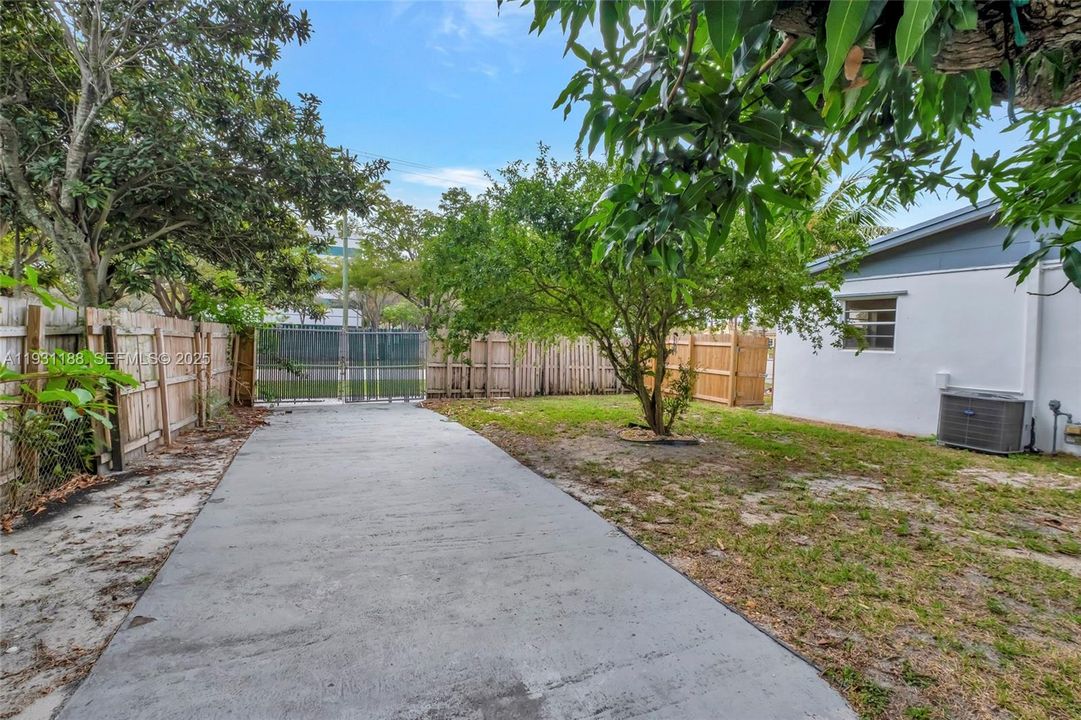 For Sale: $499,900 (3 beds, 2 baths, 1168 Square Feet)