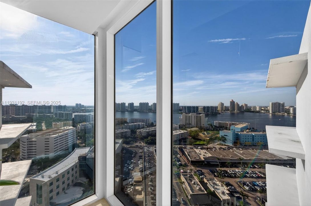 For Sale: $299,000 (0 beds, 1 baths, 551 Square Feet)