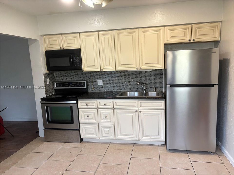 For Rent: $2,800 (2 beds, 1 baths, 1012 Square Feet)