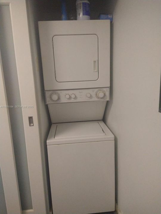 For Sale: $578,999 (1 beds, 1 baths, 962 Square Feet)