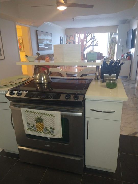 For Sale: $578,999 (1 beds, 1 baths, 962 Square Feet)