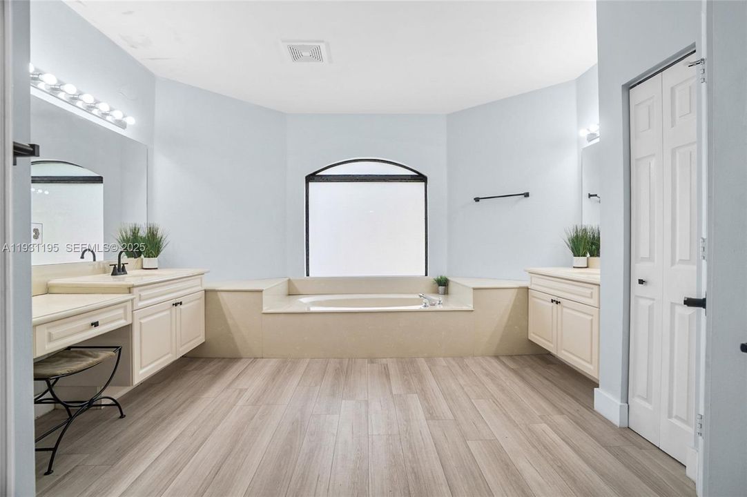 На продажу: $985,000 (4 спален, 3 ванн, 2957 Квадратных фут)