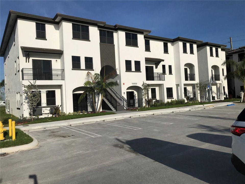 For Rent: $2,600 (3 beds, 2 baths, 1428 Square Feet)