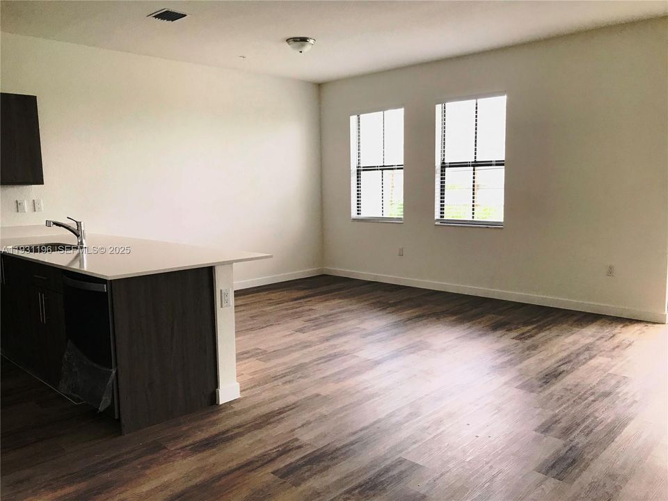 For Rent: $2,600 (3 beds, 2 baths, 1428 Square Feet)