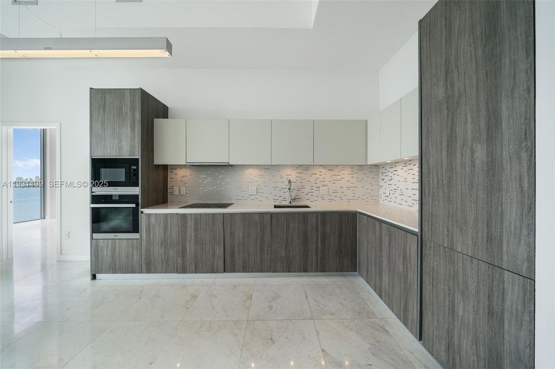 For Sale: $1,075,000 (2 beds, 2 baths, 1029 Square Feet)