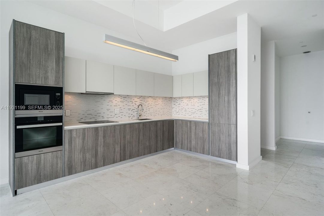 For Sale: $1,075,000 (2 beds, 2 baths, 1029 Square Feet)