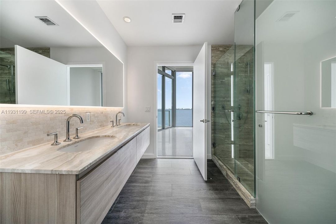 For Sale: $1,075,000 (2 beds, 2 baths, 1029 Square Feet)