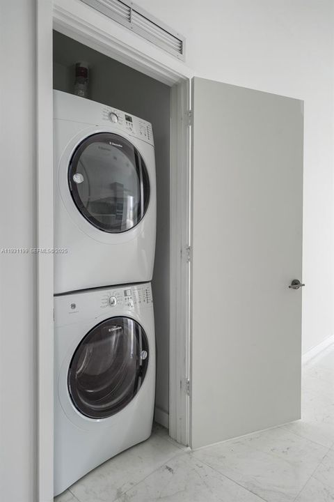 For Sale: $1,075,000 (2 beds, 2 baths, 1029 Square Feet)