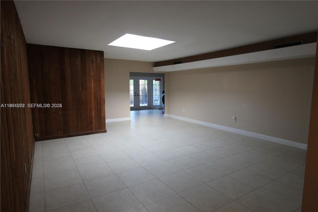 出租: $3,100 (3 贝兹, 2 浴室, 1460 平方英尺)