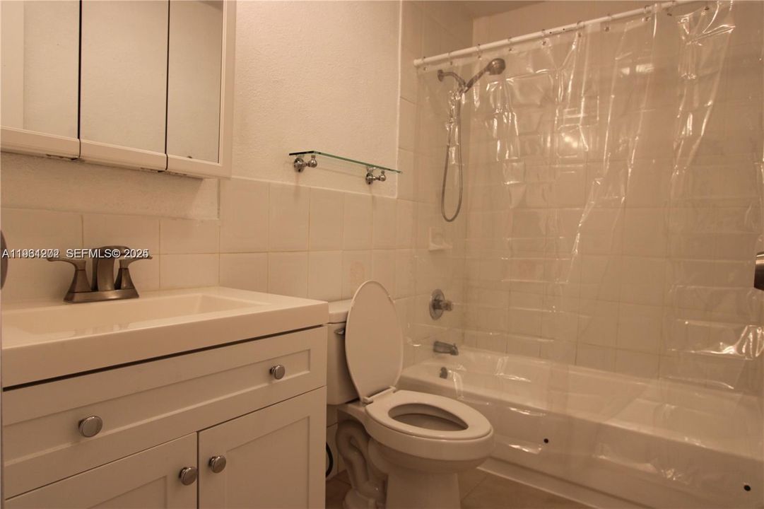 出租: $3,100 (3 贝兹, 2 浴室, 1460 平方英尺)