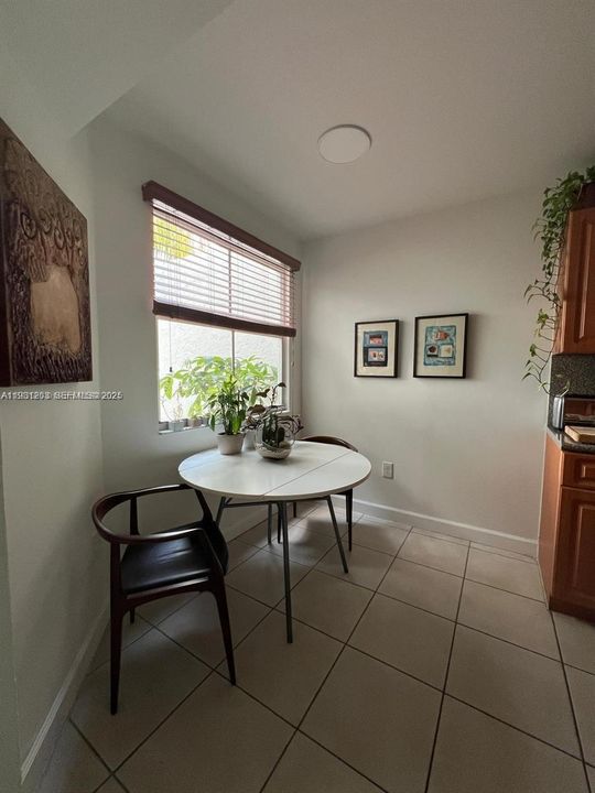 На продажу: $310,000 (1 спален, 1 ванн, 899 Квадратных фут)