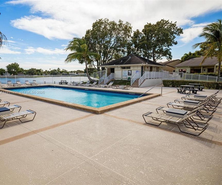 For Rent: $2,600 (2 beds, 2 baths, 1136 Square Feet)