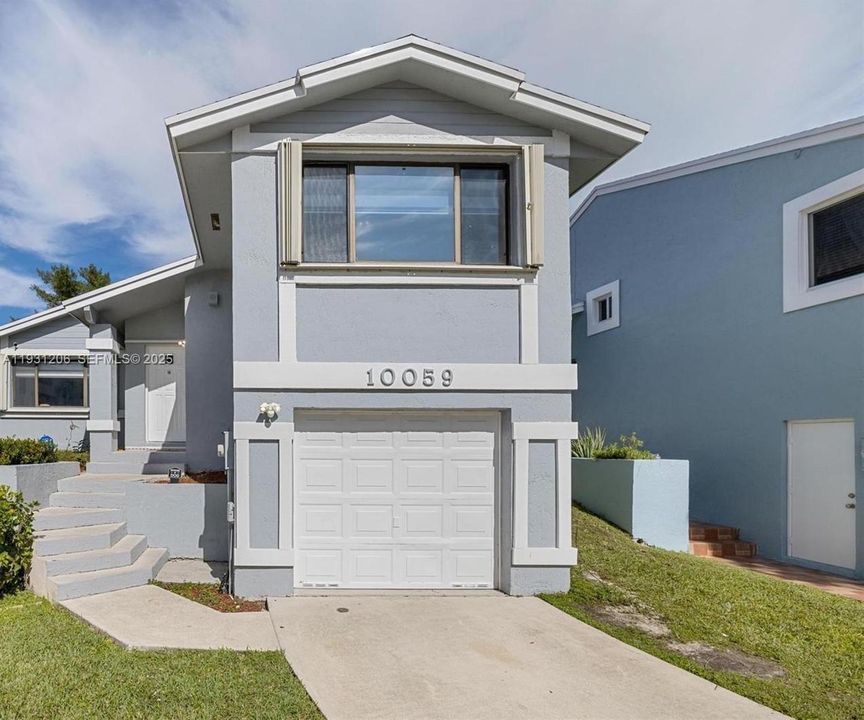 For Rent: $2,600 (2 beds, 2 baths, 1136 Square Feet)