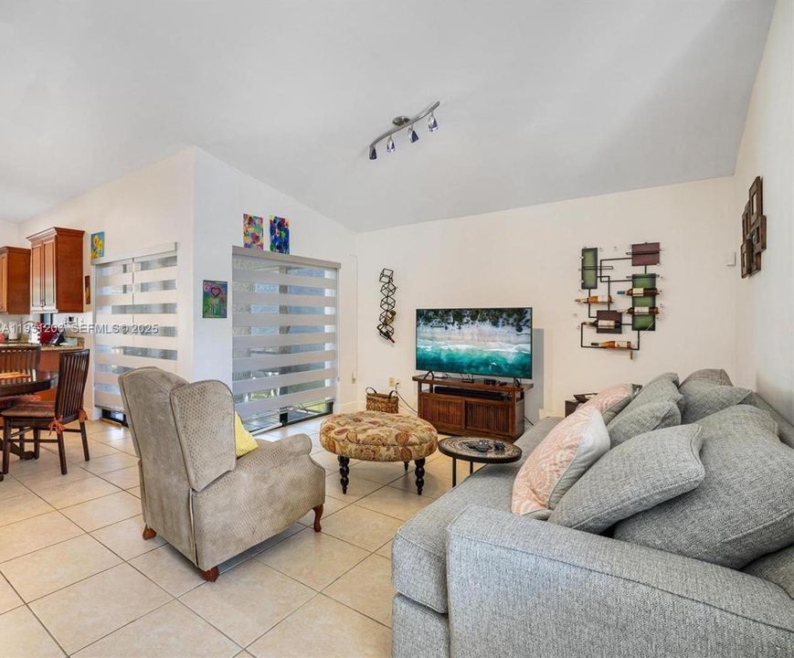 For Rent: $2,600 (2 beds, 2 baths, 1136 Square Feet)