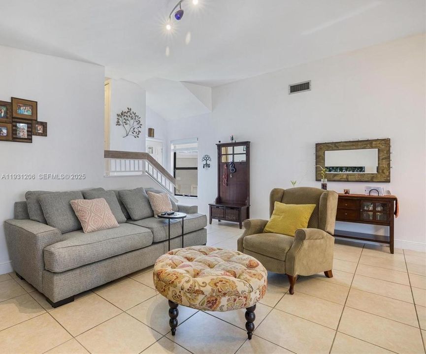 For Rent: $2,600 (2 beds, 2 baths, 1136 Square Feet)