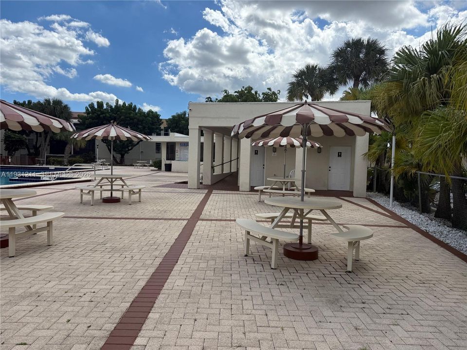 待售: $250,000 (2 贝兹, 1 浴室, 968 平方英尺)