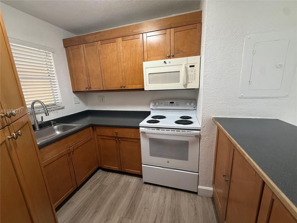 待售: $250,000 (2 贝兹, 1 浴室, 968 平方英尺)