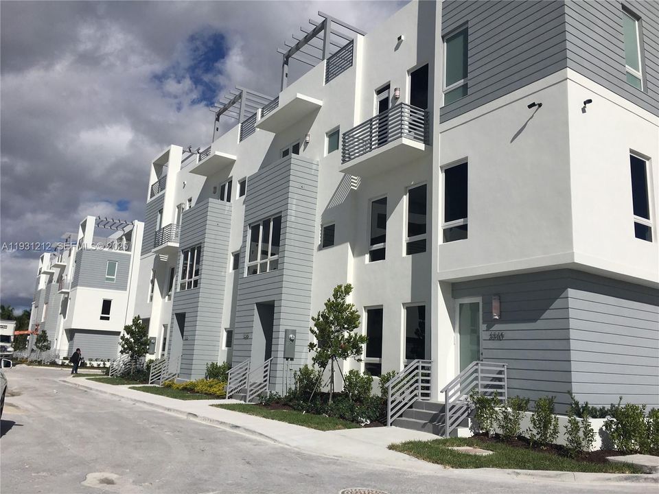 合同活跃: $4,100 (4 贝兹, 3 浴室, 2481 平方英尺)