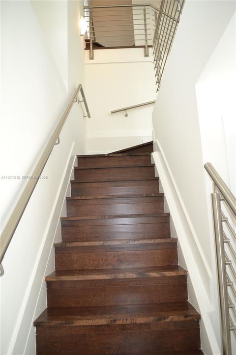 合同活跃: $4,100 (4 贝兹, 3 浴室, 2481 平方英尺)