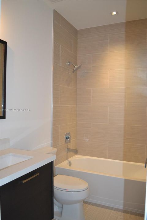 合同活跃: $4,100 (4 贝兹, 3 浴室, 2481 平方英尺)